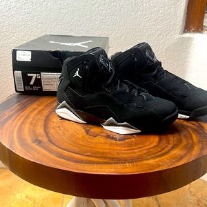 Black/white Jordan true flight